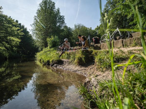 Radfahrer machen Pause auf einer Steintreppe