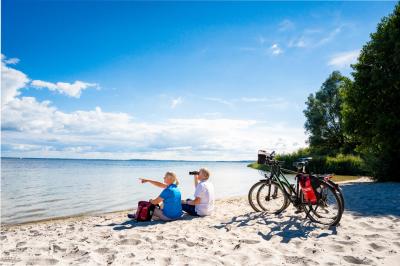 Radfahrer machen Pause im Sand