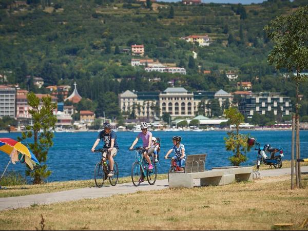 Radfahrer an der Adriakste bei Portoroz