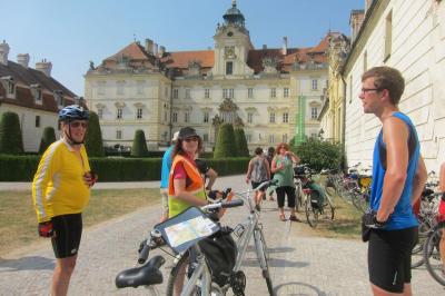 Radpause bei Schloss Feldsberg