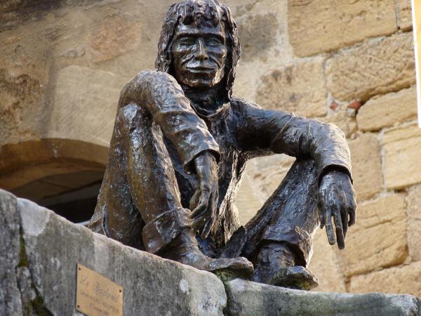 Badaud, Statue in Sarla