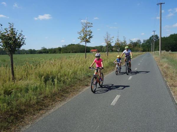 Radfahrerfamilie unterwegs