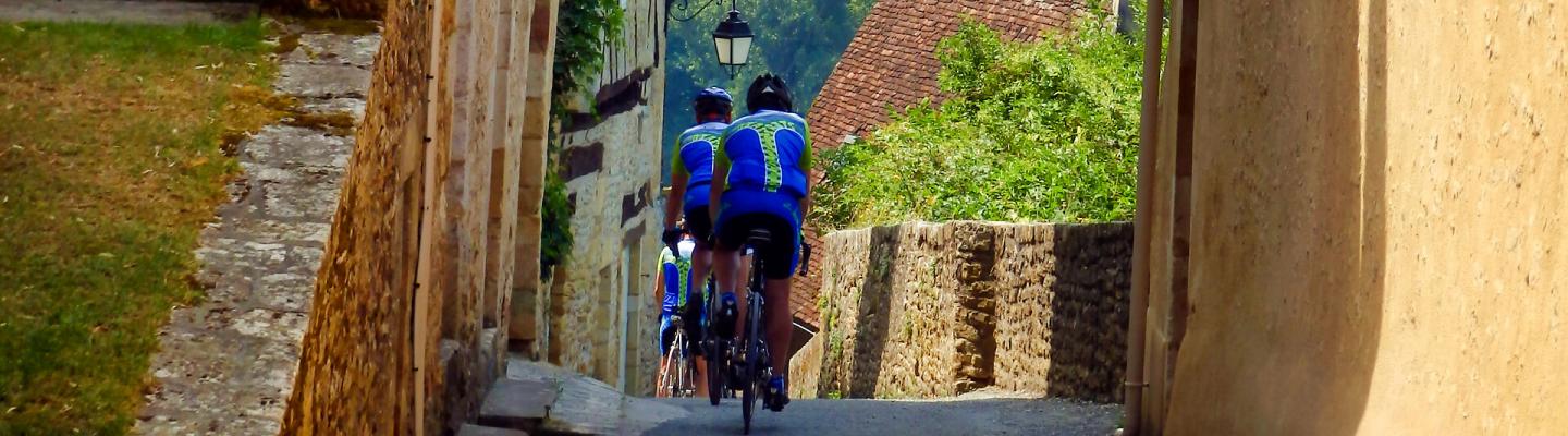 Radfahrer in Limeuil in Dordogne - Frankreich