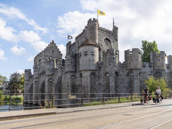 Radfahrer vor der Burg Gravensteen in Gent