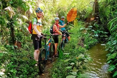 Radfahrer im Dschungel von Bali