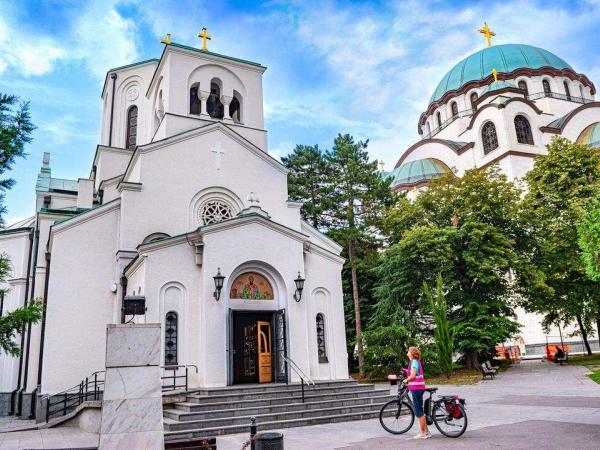 Belgrad - Mala Crkva Svetog Save und Dom des Heiligen Sava mit Radfahrerin