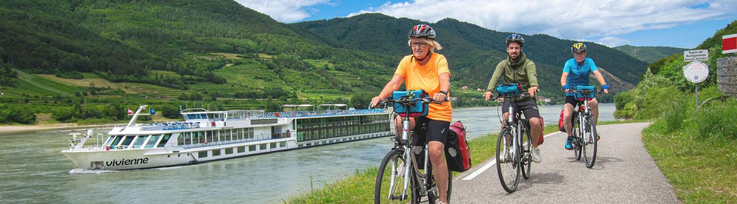 MS Vivienne mit Radlern in der Wachau