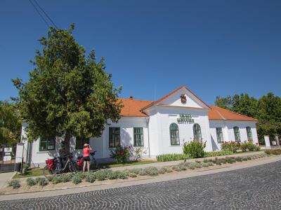 Vicsey Schloss in Solt mit Radfahrer