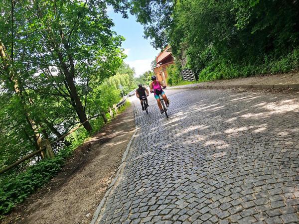 Zwei Radfahrer am Iron Curtain Trail in Tschechien