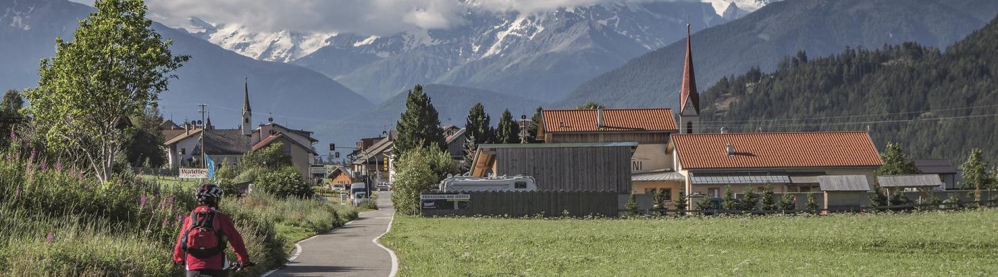 Radfahrer am Radweg der Via Claudia Augusta