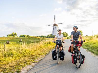 Radfahrer mit Windmhle in Flandern