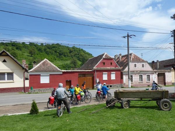 Radlergruppe in einem Dorf