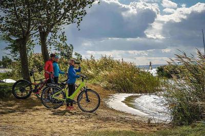 Radfahrer am Neusiedlersee bei Podersdorf