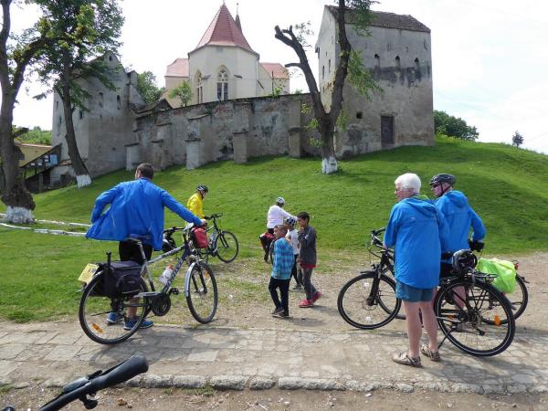 Radfahrer vor einer Kirchenburg