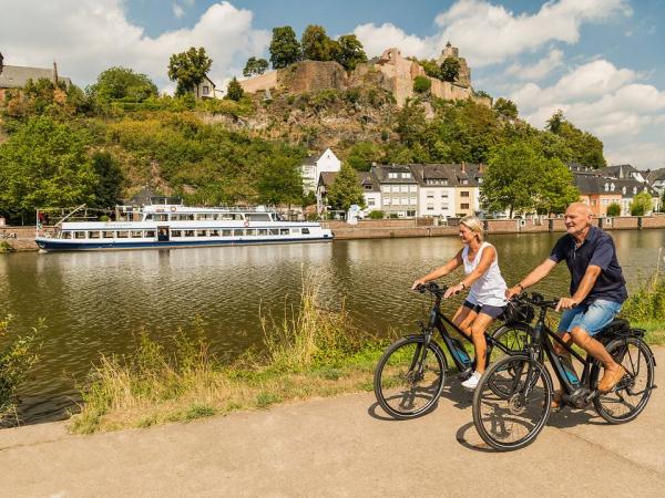 Radfahrer auf Saar-Radweg bei Moselmndung