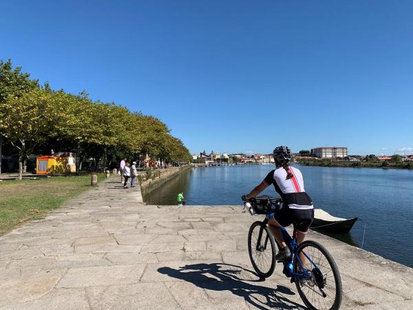 Radfahrerin am Ufer