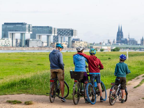 Radlerfamilie mit Blick auf den Klner Dom