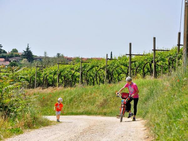 Mutter und Kind machen eine Radpause