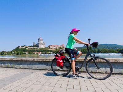 Radlerin vor der Kathedrale in Esztergom