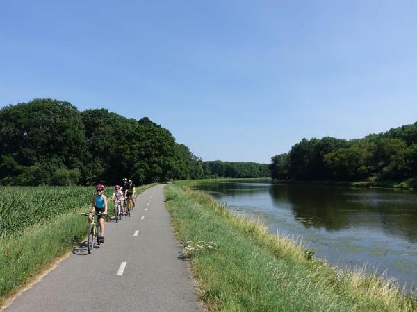 Radfahrerfamilie unterwegs