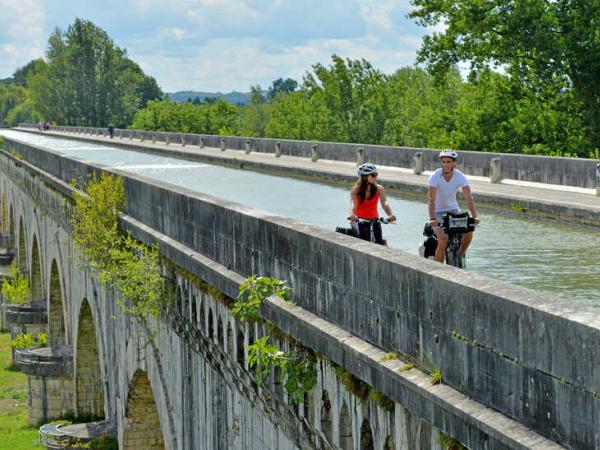 Radfahrer am Pont Canal dAgen